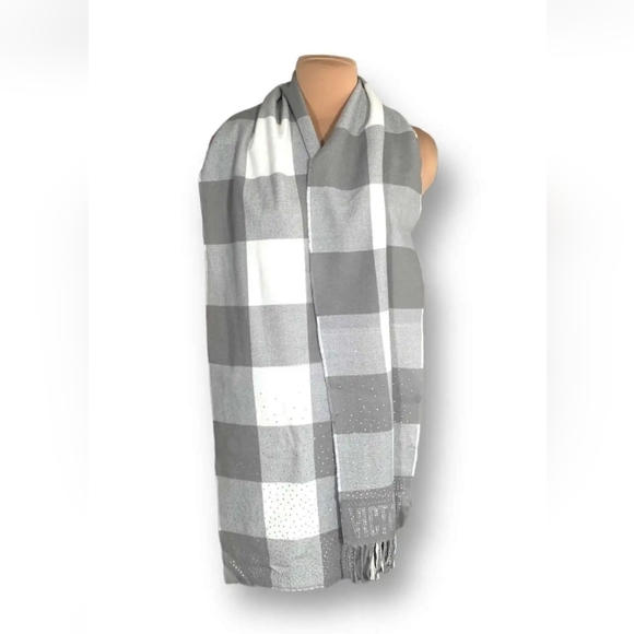 NWOT Victoria’s Secret Scarf Gray White Buffalo Plaid Crystal Embellish Logo - Picture 4 of 8